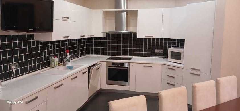Продава се Двустаен апартамент в София, Център - 70 кв.м за 2715 €/кв.м - Снимка #2