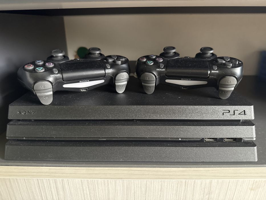 Playstation 4 de un tera cu doua manete si 5 jocuri