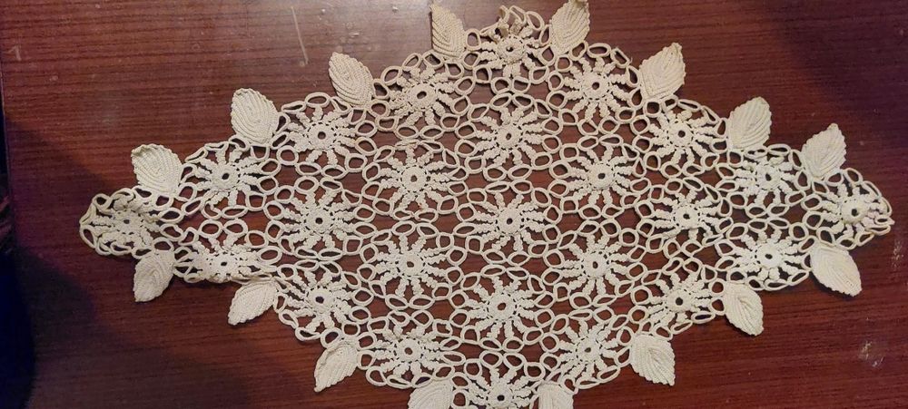 Продавам ръчно изработени битови разкошни карета,  бродирани на една