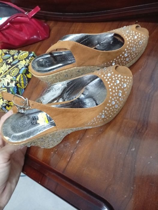 Обувлар харбири 50миндан иктаси 100 мингдан