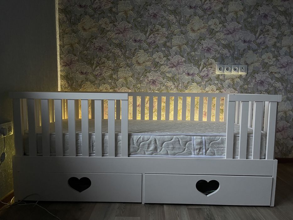 Детская кроватка домик