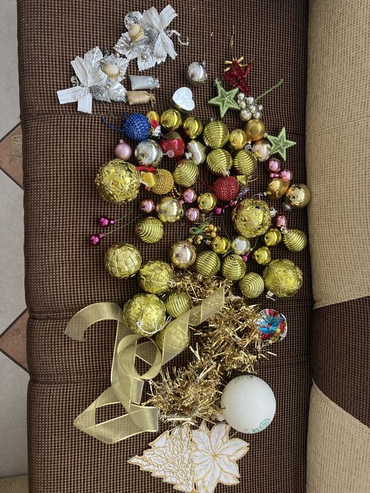 80 Globuri si ornamente pentru pomul de Craciun