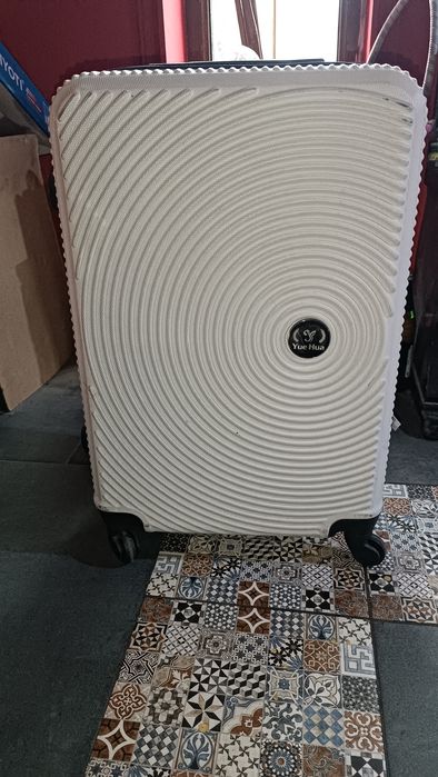 Продаётся чемодан