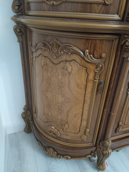 Сервант в хорошем состоянии