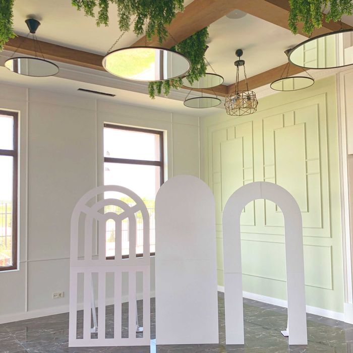 Златна кръгла арка, френска арка, помощни масички - под наем