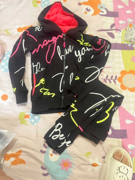 Комплекти, рокли, гащеризони и други дрехи