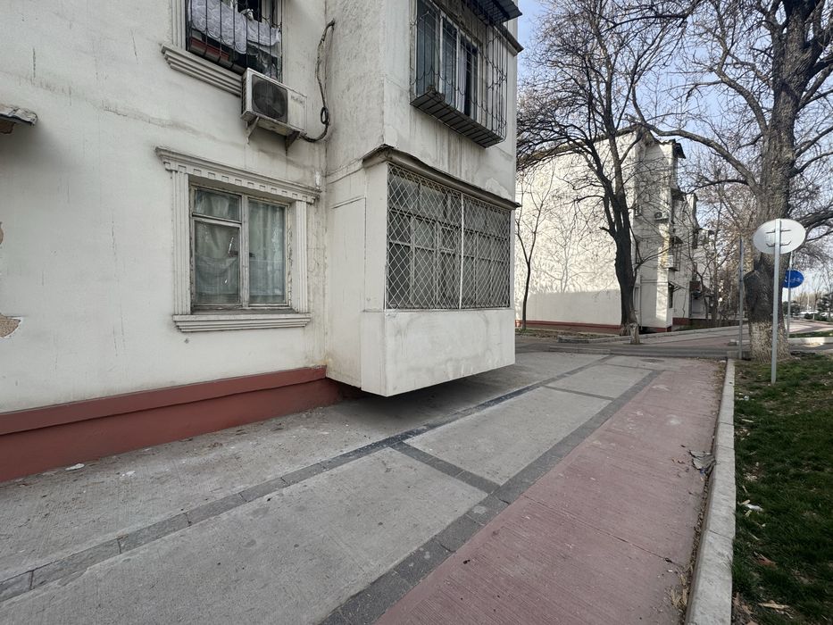 Под коммерцию 1 этаж вдоль дороги. 32 м2 Фасад 6 м