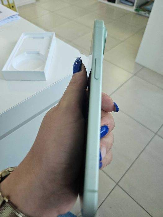 Телефон IPhone 15