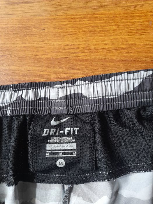 Nike къси панталони и тениска M размер.
