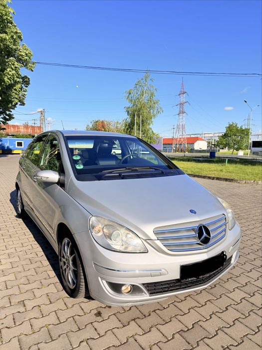 Mercedes-Benz B180