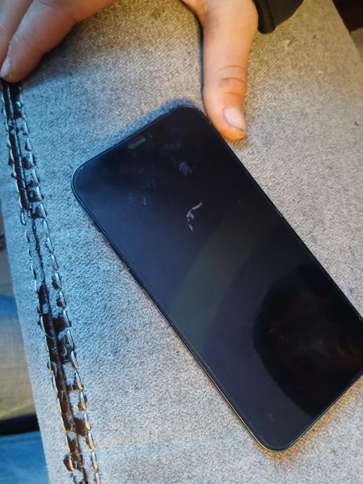 Vand iphone 12 simplu