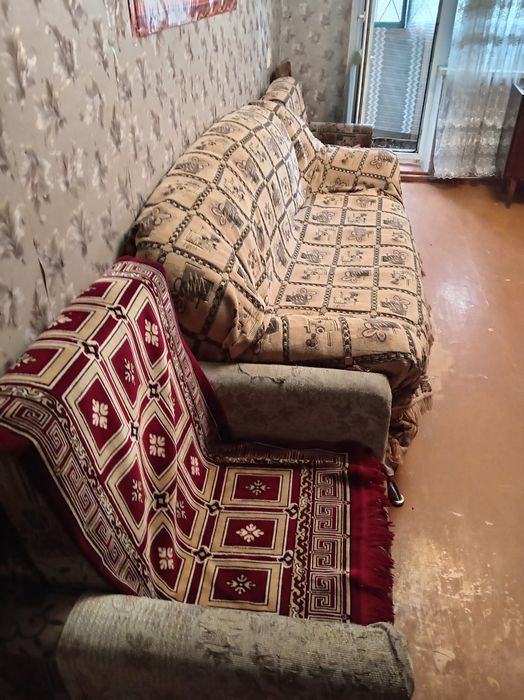 Бесплатно диван и 2 кресла.