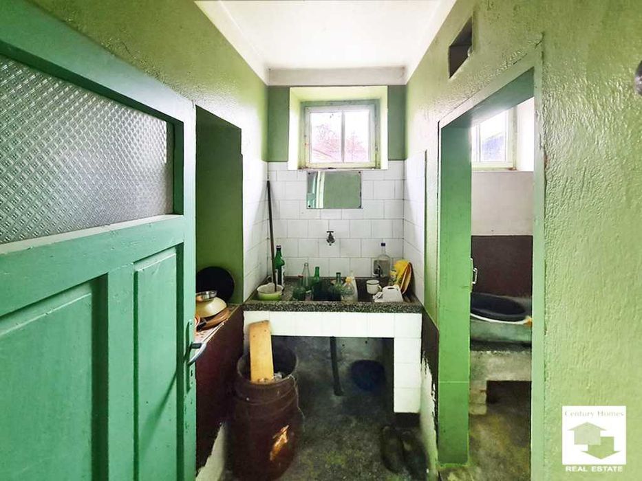 140333 Двуетажна къща с кладенец и гараж в с. Долна Липница