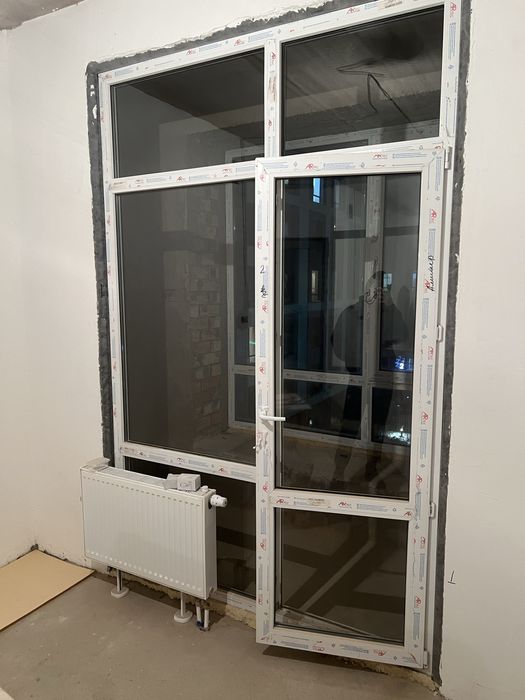 Оконная рама с дверью и со стеклами