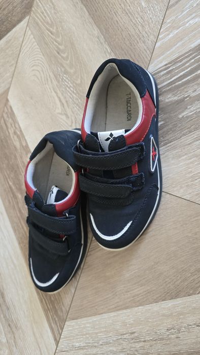 Кроссовки или кеды детские