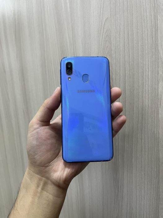 Продам Samsung A40 4/64GB