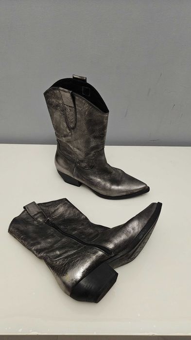 Сребристи кожени ботуши със захабен ефект