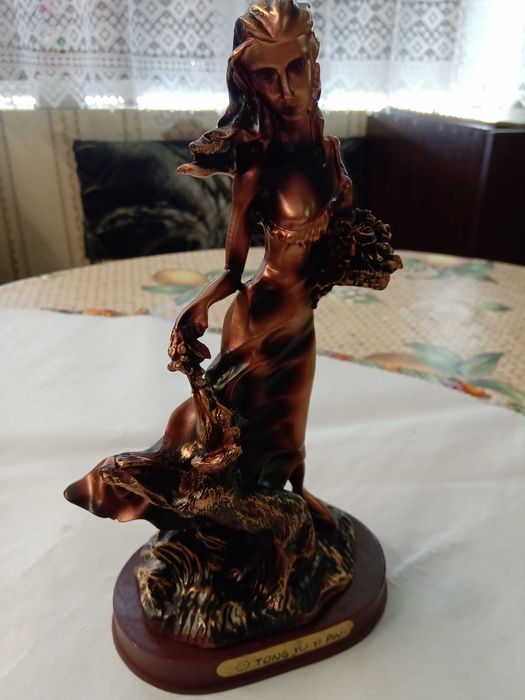 Статуетка ефектна и красива кафява и червена