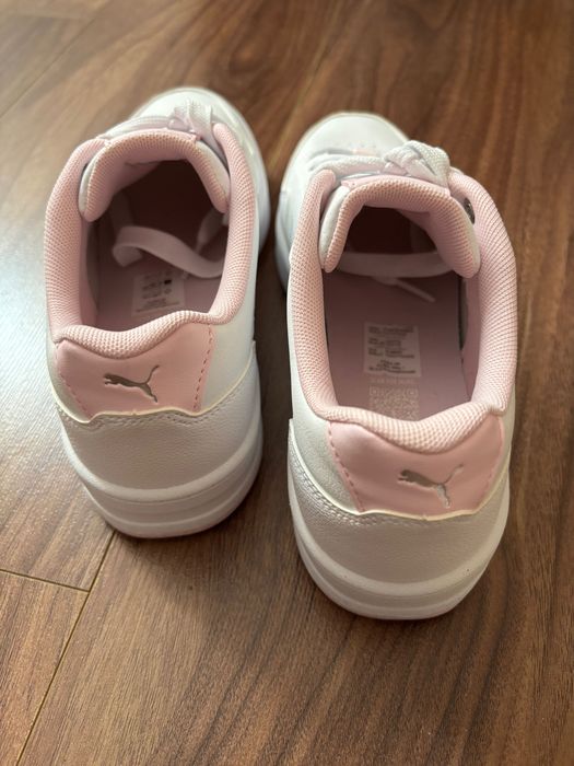 Дамски спортни обувки Puma Court Classy