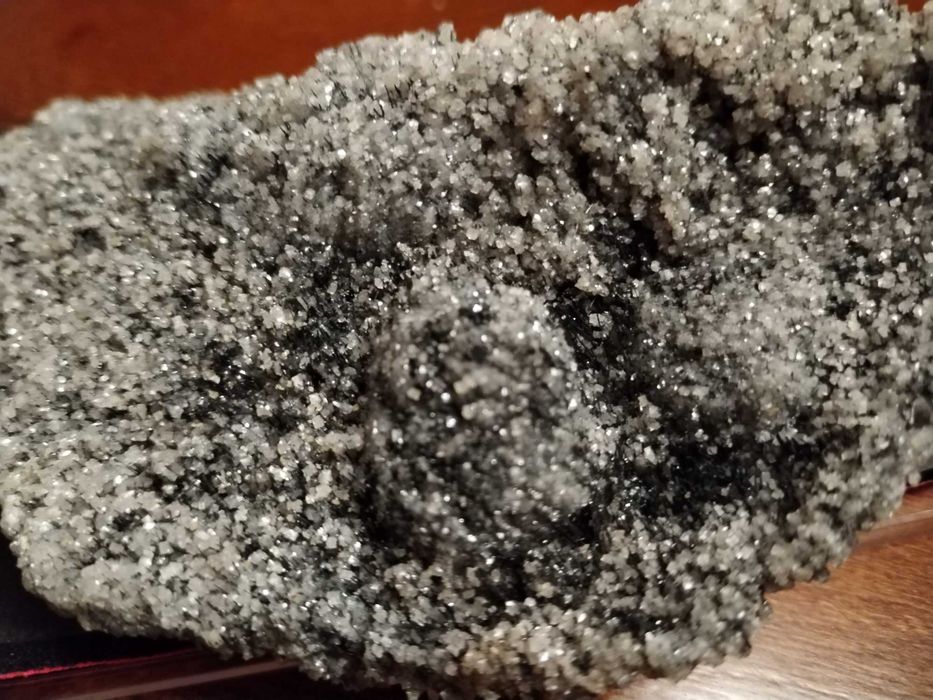 Calcit granular pe ace de stibina