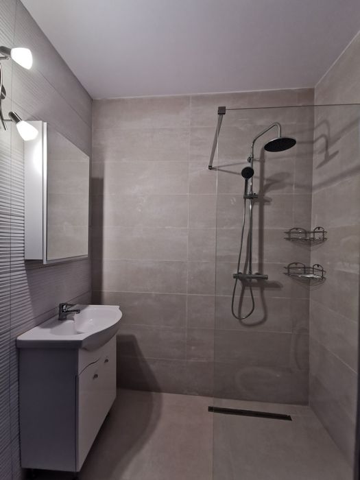 Inchiriez casa in curte comuna