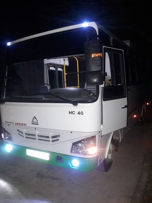 Isuzu avtobus.            .