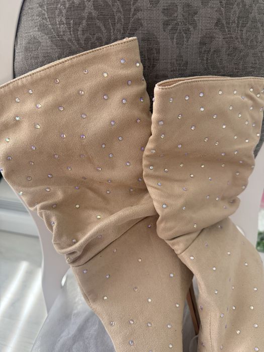 Велурени бежови боти с камъни