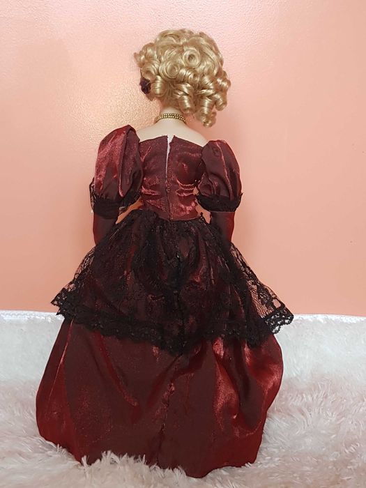 Порцеланова кукла със стойка