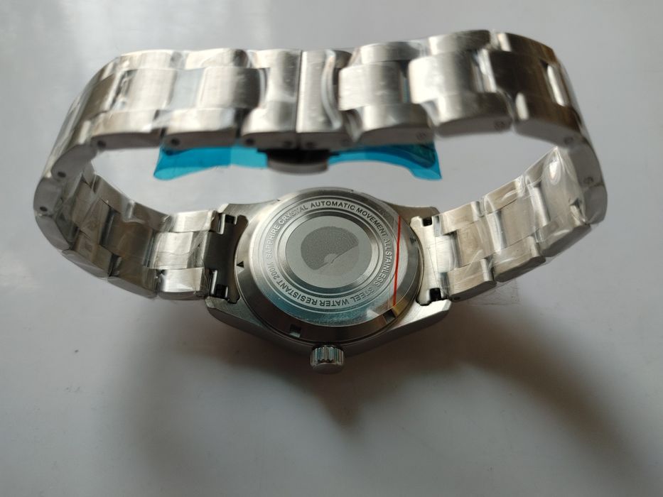 Механические часы с автоподзаводом и механическим заводом.