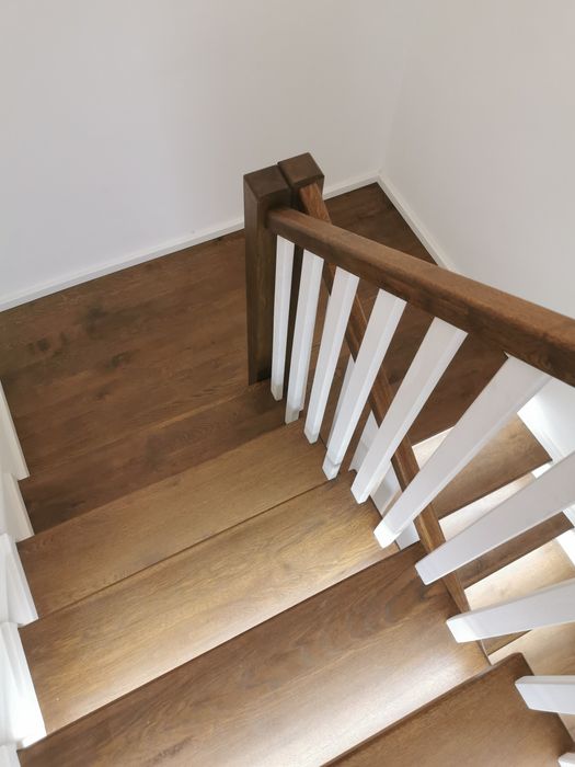 Scări de lemn masiv cu lamela continuă