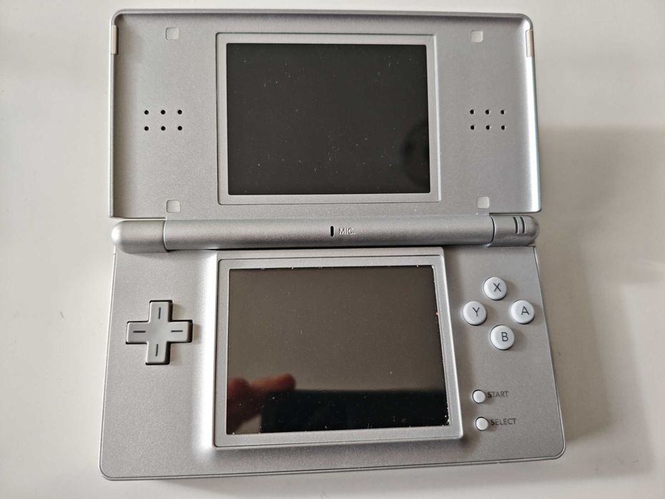 Nintendo DS Lite - качени много игри