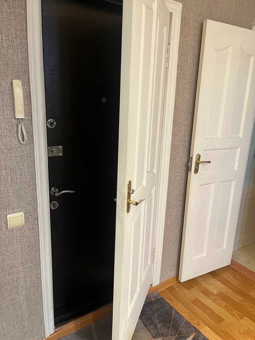 Продам дверь (дерево)