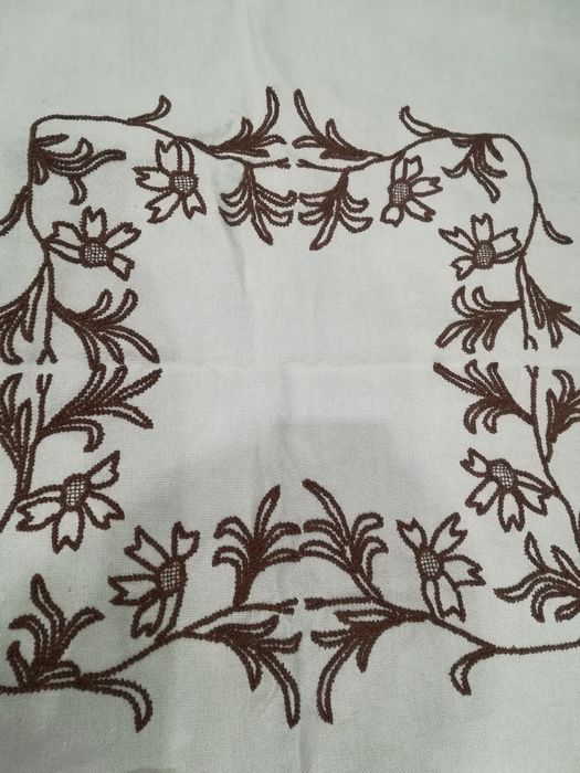 Ръчно бродирана покривка върху ленена панама 130/125см