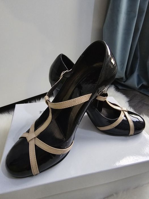 Pantofi din piele lacuita, de foarte buna calitate