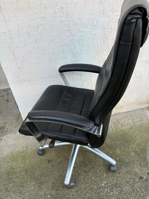 Офис стол , много удобен