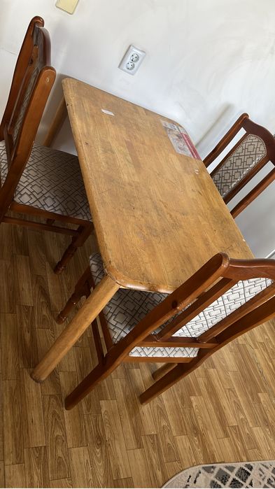 Продам  стол и три стула