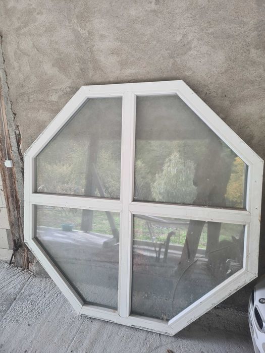 Vand geam termopan hexagonal