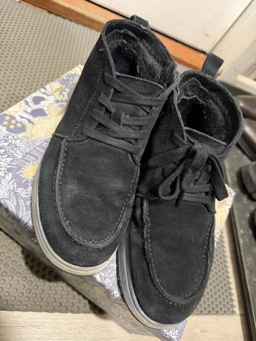 Отдам  за шоколадку обувь