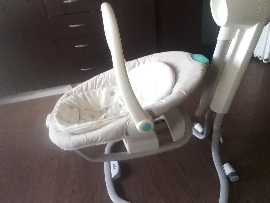 Vând balansoar electric cu muzica prin bluetooth are 6 trepte de legănat în stare bună