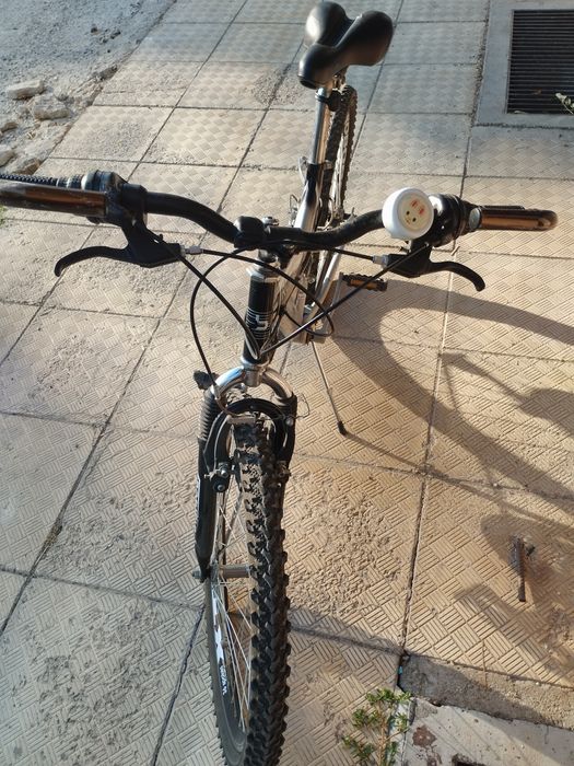 Продавам детски велосипед 24" с амортисьори и 18 скорости.