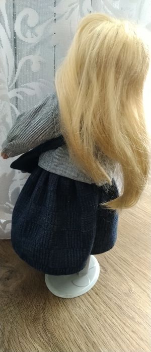 Кукла фарфоровая