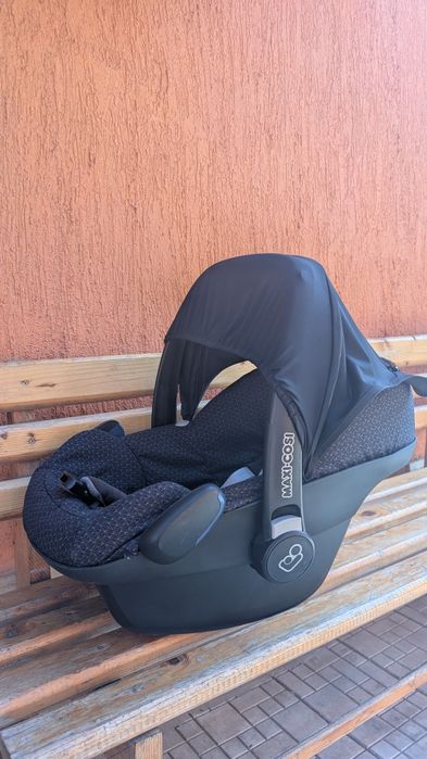 Set Complet Maxi-Cosi: Bază Isofix FamilyFix + Scoică Cabriofix + Scaun Pearl