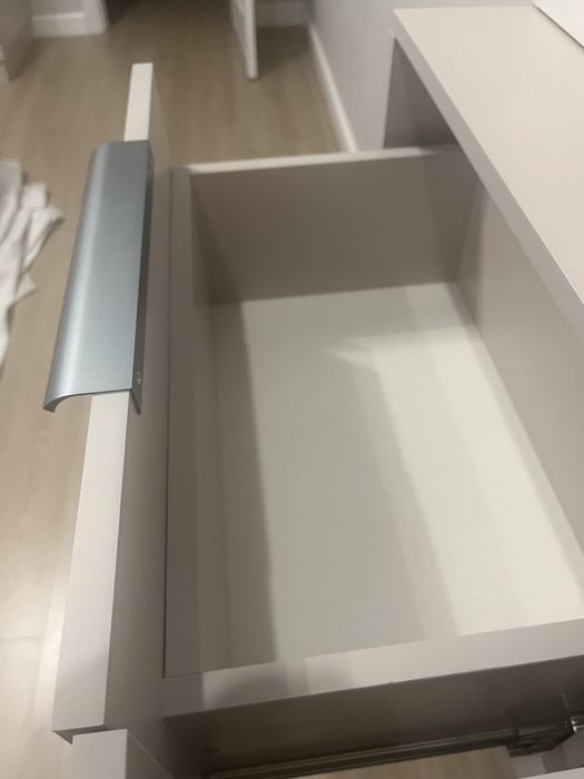 Зеркало, столик, комод