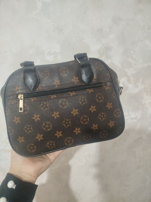 Ayollar va qizlarimiz un chiroyli sumkalar sotiladi