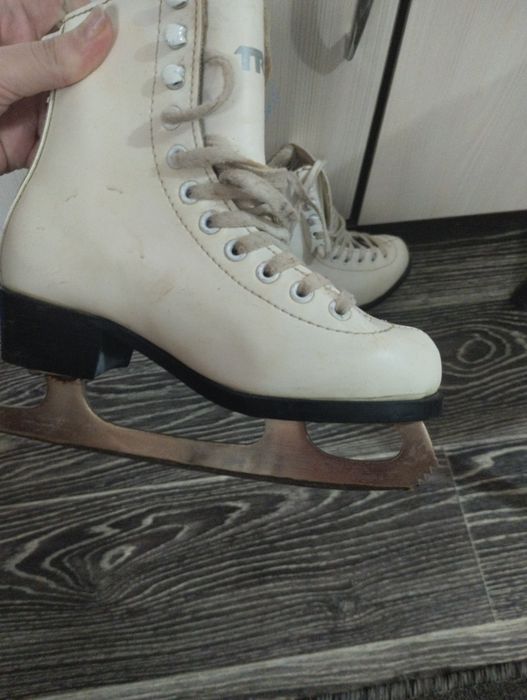 Продам белые коньки