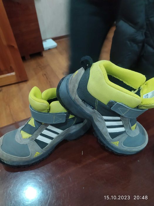 Детские зимние ботинки от фирмы Adidas индонезия.33 раз.Не промокают