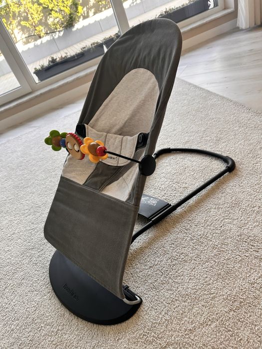 Șezlong BabyBjörn Bliss Anthracite + Jucărie Lemn inclusă