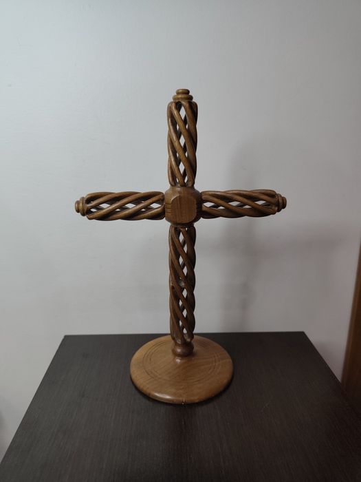 Дървен декоративен кръст с ръчна резба