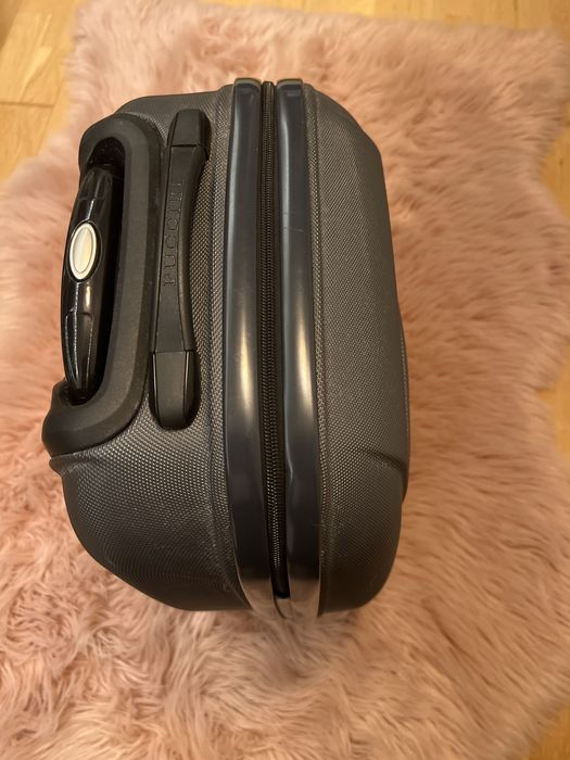 Малък куфар, ръчен багаж