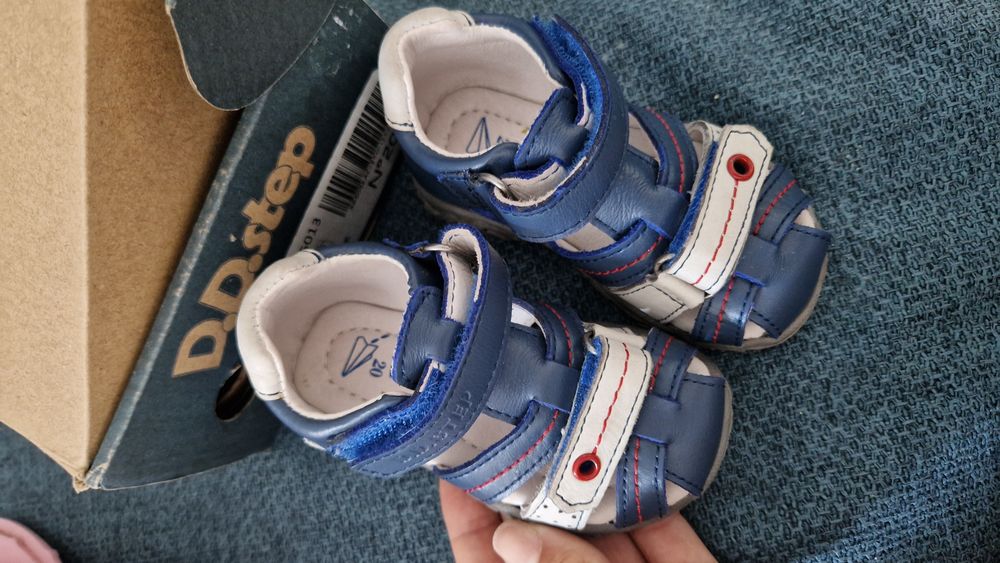 Сандали за момче D.D Step, 20 номер.
Обувани в количка и първи стъпки